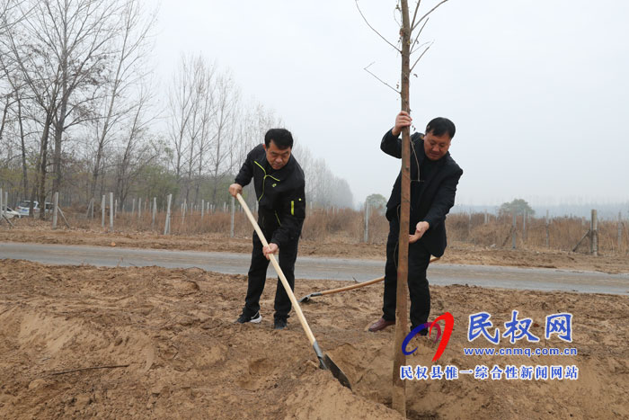 縣領(lǐng)導(dǎo)參加冬季義務(wù)植樹活動(dòng) 縣領(lǐng)導(dǎo)參加冬季義務(wù)植樹活動(dòng)