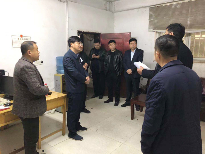 縣委副書記、縣長張團(tuán)結(jié)暗訪查處散亂污企業(yè)