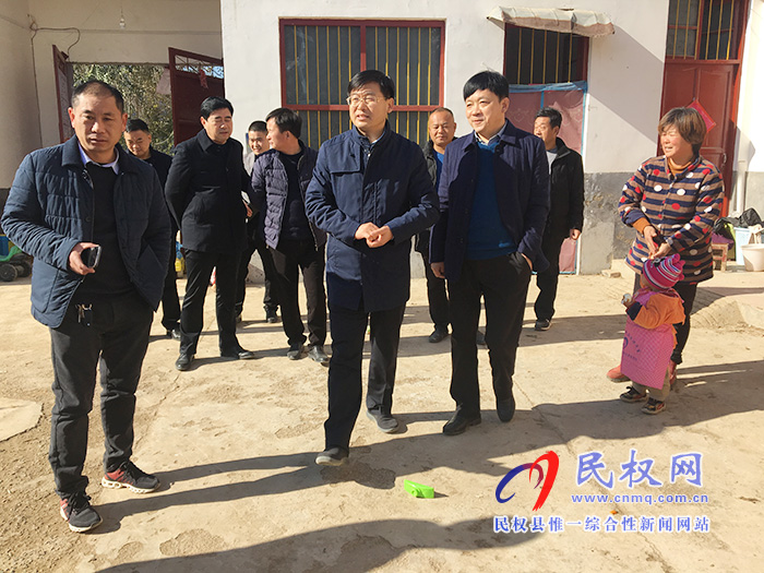 縣委副書記、縣長張團結(jié)查看人居環(huán)境改善工作開展情況
