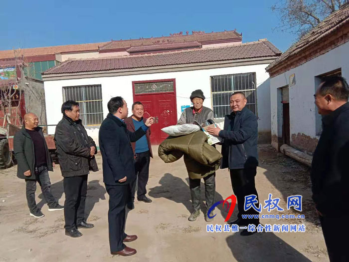 民權(quán)縣應(yīng)急管理局到幫扶聯(lián)系村開(kāi)展冬季“送溫暖”活動(dòng) 民權(quán)縣應(yīng)急管理局到幫扶聯(lián)系村開(kāi)展冬季“送溫暖”活動(dòng)
