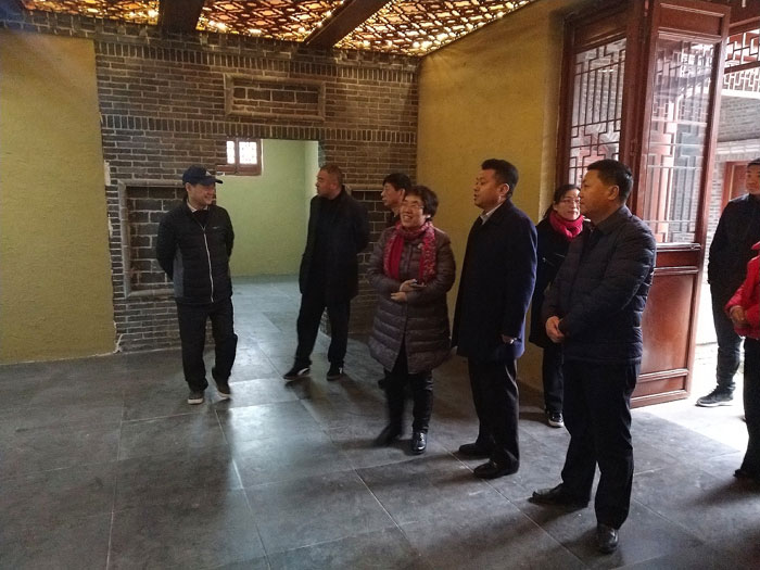省考察組對(duì)我縣文化產(chǎn)業(yè)特色鄉(xiāng)村花園鄉(xiāng)趙洪坡村進(jìn)行實(shí)地考察 省考察組對(duì)我縣文化產(chǎn)業(yè)特色鄉(xiāng)村花園鄉(xiāng)趙洪坡村進(jìn)行實(shí)地考察