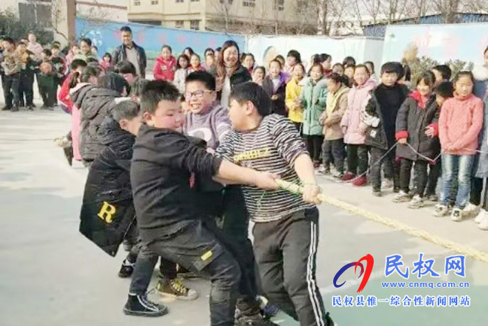 龍?zhí)伶?zhèn)中心小學(xué)舉行拔河比賽 龍?zhí)伶?zhèn)中心小學(xué)舉行拔河比賽