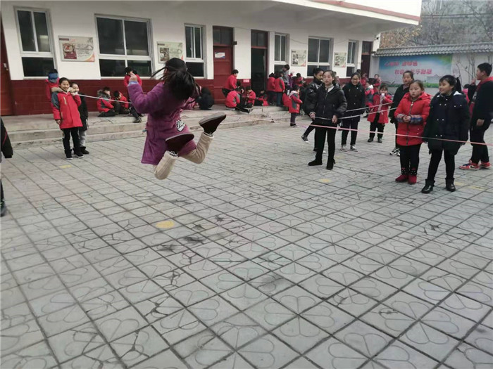 民權(quán)縣第三小學(xué)開展大課間趣味游戲運動豐富校園生活 民權(quán)縣第三小學(xué)開展大課間趣味游戲運動豐富校園生活