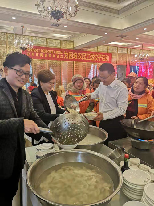 民權(quán)縣總工會(huì)鄭州農(nóng)民工服務(wù)站開(kāi)展“冬至送餃子、情暖農(nóng)民工”活動(dòng)