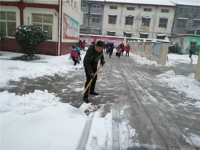 第三小學(xué):風(fēng)雪中的守護(hù)人 第三小學(xué):風(fēng)雪中的守護(hù)人