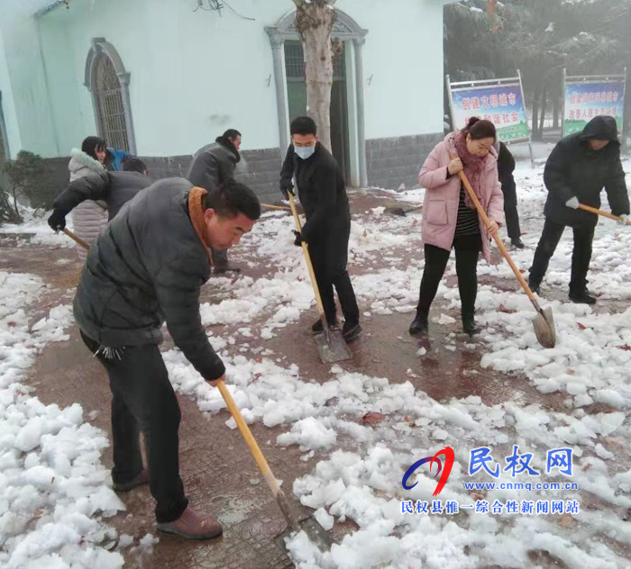 我縣各單位、各鄉(xiāng)鎮(zhèn)（街道辦）開展清掃積雪活動
