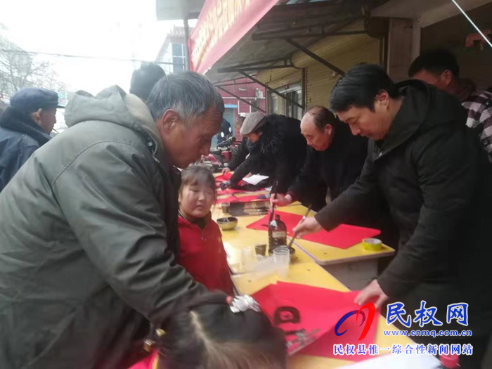 民權(quán)縣書(shū)法協(xié)會(huì)、雙塔小學(xué)狀元書(shū)院開(kāi)展“為軍烈屬、復(fù)原軍人、貧困戶義寫(xiě)春聯(lián)活動(dòng)”