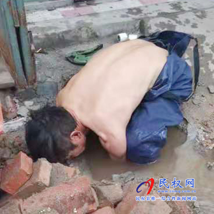民權(quán)水務(wù)公司職工李慶杰光膀帶水作業(yè)引爆朋友圈 民權(quán)水務(wù)公司職工李慶杰光膀帶水作業(yè)引爆朋友圈
