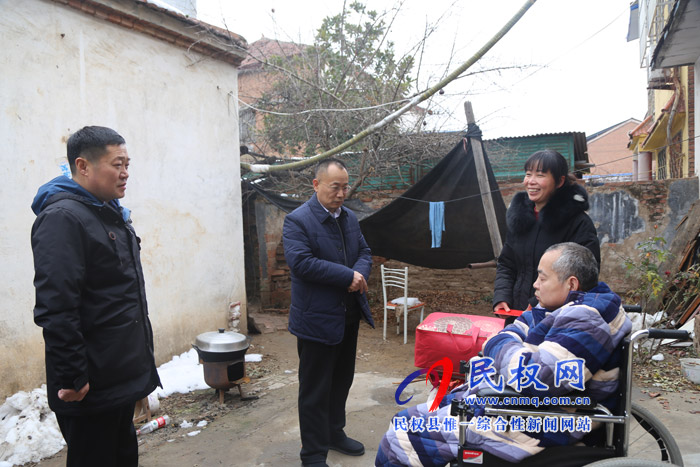 縣四大家領(lǐng)導(dǎo)走訪慰問特困居民、困難職工和企業(yè)軍轉(zhuǎn)干部