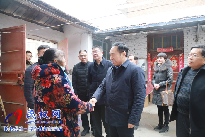 縣四大家領(lǐng)導(dǎo)走訪慰問特困居民、困難職工和企業(yè)軍轉(zhuǎn)干部
