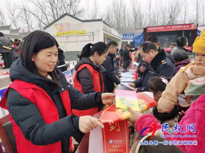縣婦聯(lián)組織巾幗志愿者開展春節(jié)期間關(guān)愛服務(wù)活動 縣婦聯(lián)組織巾幗志愿者開展春節(jié)期間關(guān)愛服務(wù)活動