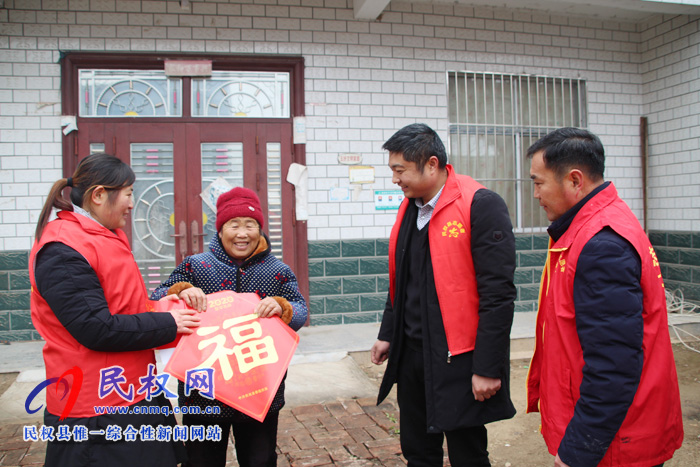 花園鄉(xiāng):送春聯 暖新年 花園鄉(xiāng):送春聯 暖新年