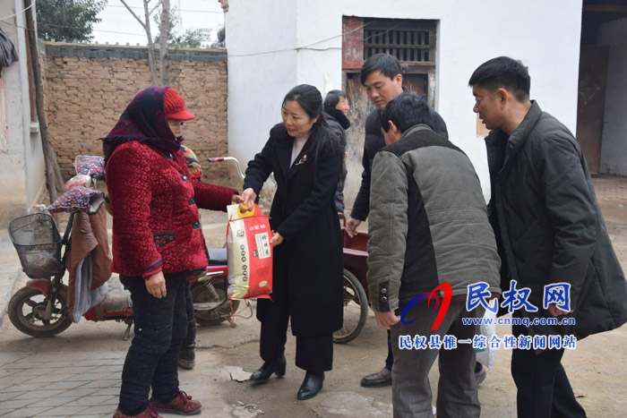 縣糧食收儲(chǔ)中心開(kāi)展“送溫暖、獻(xiàn)愛(ài)心”活動(dòng)