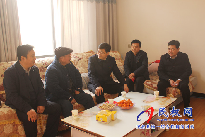 縣委副書記、縣長張團(tuán)結(jié)春節(jié)慰問老黨員和貧困戶