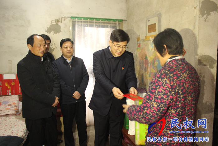 縣委副書記、縣長張團(tuán)結(jié)春節(jié)慰問老黨員和貧困戶