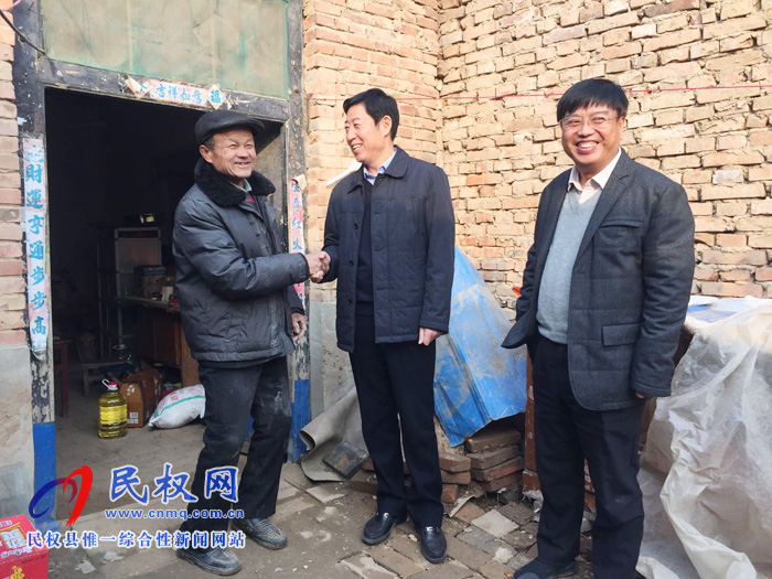 縣委常委、宣傳部長屠志遠(yuǎn)一行到莊子鎮(zhèn)走訪慰問貧困戶