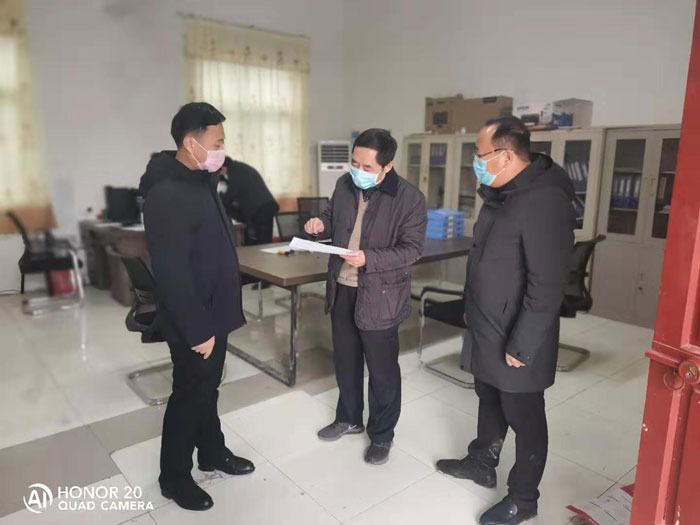 縣委常委、組織部長(zhǎng)何玉明到褚廟鄉(xiāng)督導(dǎo)新型冠狀病毒感染的肺炎疫情防控工作