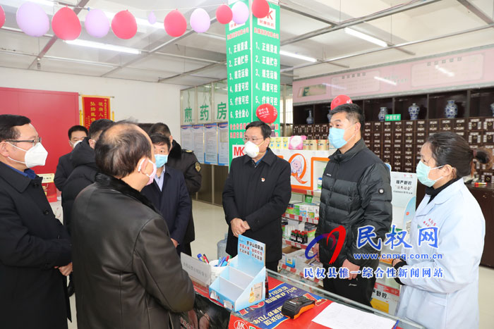 市人大常委會副主任、縣委書記姬脈常查看市場供應工作