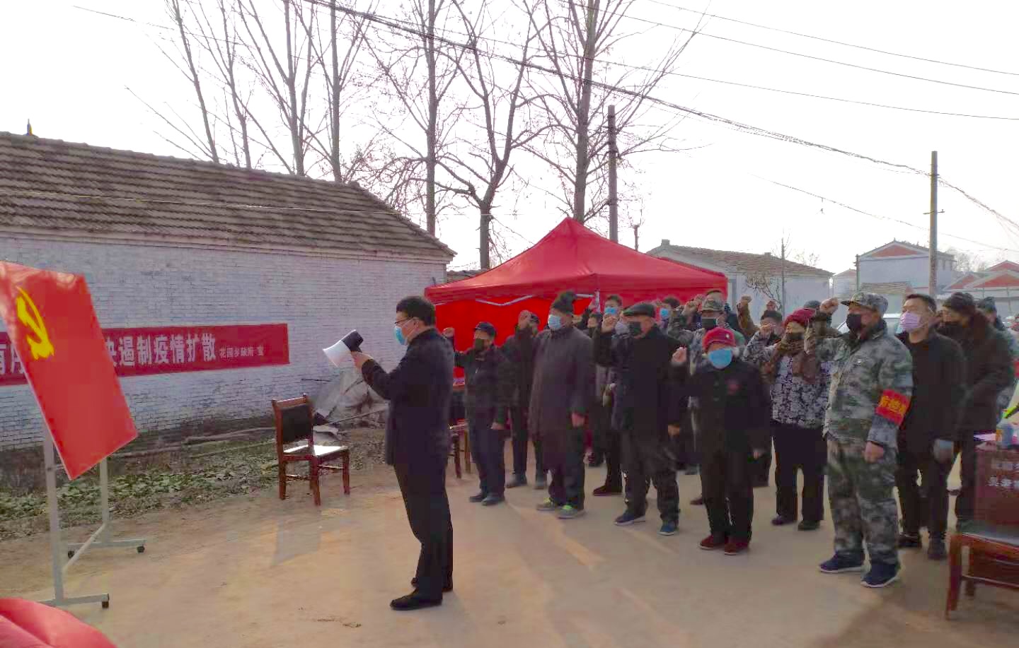 花園鄉(xiāng)這支黨員在疫情防控卡點(diǎn)宣誓 花園鄉(xiāng)這支黨員在疫情防控卡點(diǎn)宣誓