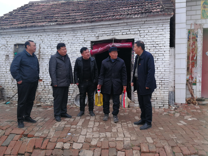 縣規(guī)劃中心開(kāi)展“送溫暖獻(xiàn)愛(ài)心”慰問(wèn)活動(dòng)