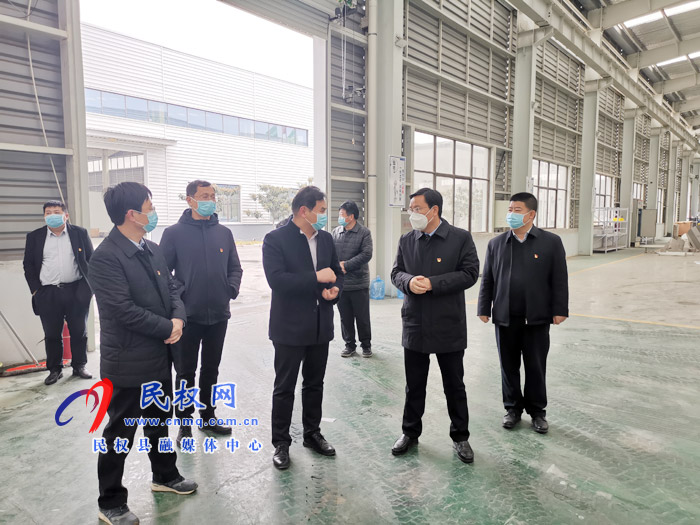 市人大常委會(huì)副主任、縣委書記姬脈常查看環(huán)保企業(yè)生產(chǎn)情況