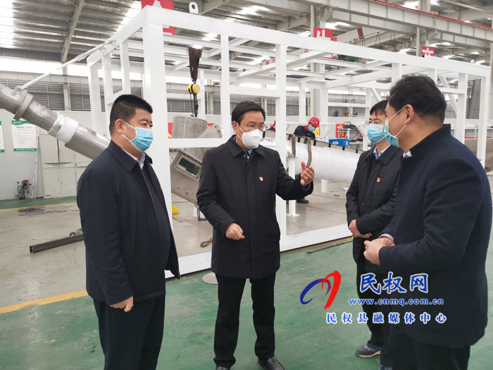 市人大常委會(huì)副主任、縣委書記姬脈常查看環(huán)保企業(yè)生產(chǎn)情況