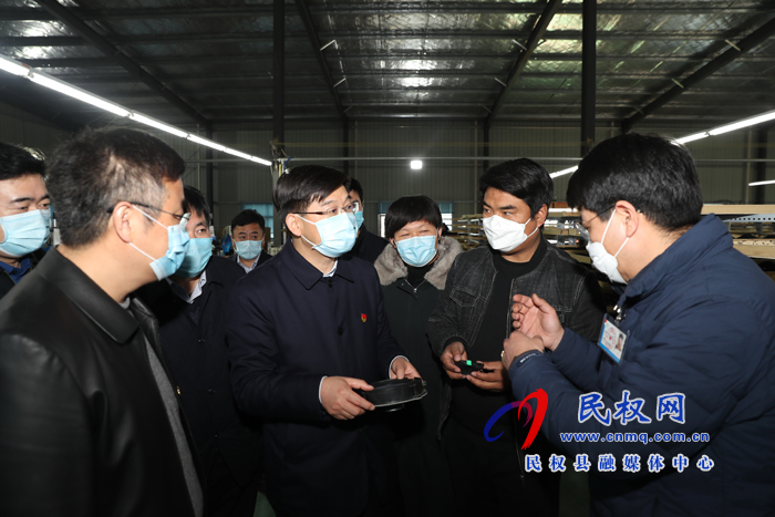 縣委副書記、縣長張團(tuán)結(jié)調(diào)研春耕工作和企業(yè)、扶貧車間復(fù)產(chǎn)復(fù)工工作