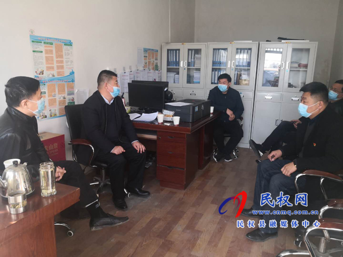 縣委常委、副縣長(zhǎng)房季到縣疫情防控指揮部調(diào)研
