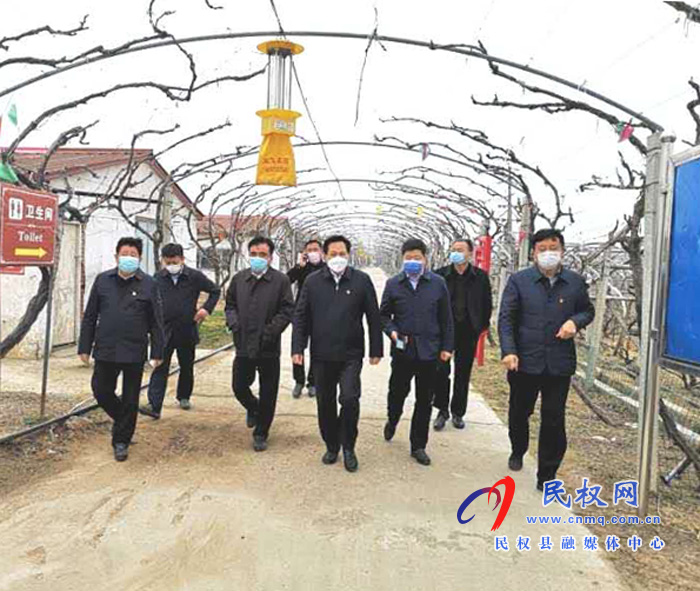 縣委常委、政法委書記、副縣長孟祥亮查看扶貧車間、涉農(nóng)企業(yè)復(fù)工復(fù)產(chǎn)情況