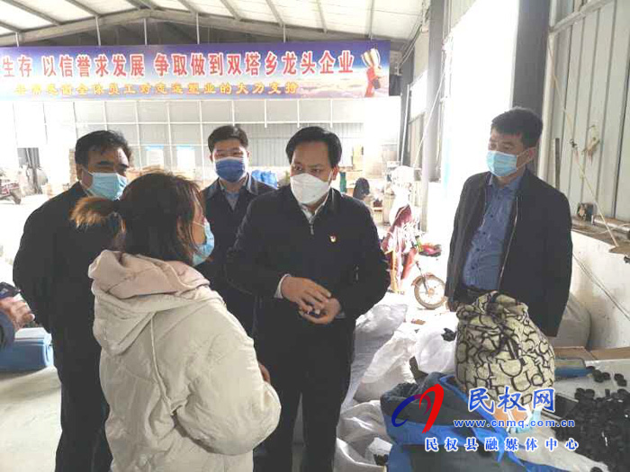 縣委常委、政法委書記、副縣長孟祥亮查看扶貧車間、涉農(nóng)企業(yè)復(fù)工復(fù)產(chǎn)情況