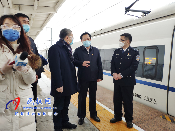  ＂婆家＂千里接農(nóng)工，＂娘家”車站送行忙