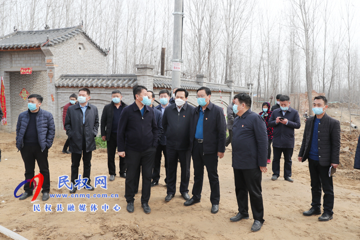 市人大常委會副主任、縣委書記姬脈常調(diào)研脫貧攻堅和人居環(huán)境改善工作