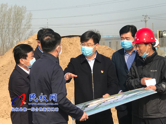 縣委副書記、縣長張團(tuán)結(jié)查看在建項目和出口創(chuàng)匯企業(yè)運(yùn)行情況