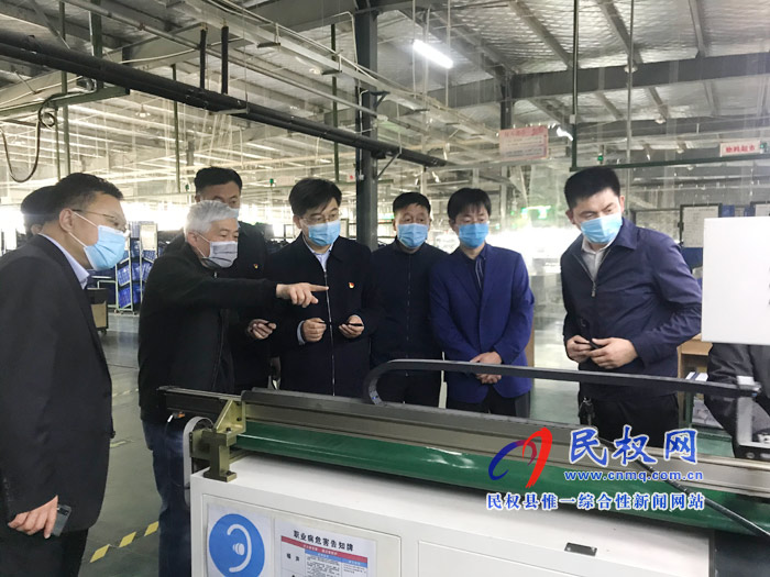 縣委副書記、縣長張團(tuán)結(jié)查看在建項目和出口創(chuàng)匯企業(yè)運(yùn)行情況
