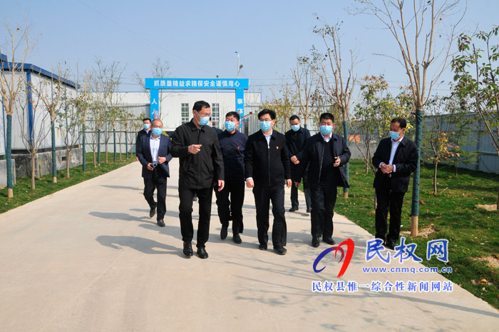 縣委副書記、縣長(zhǎng)張團(tuán)結(jié)查看境外返民人員集中隔離管控情況