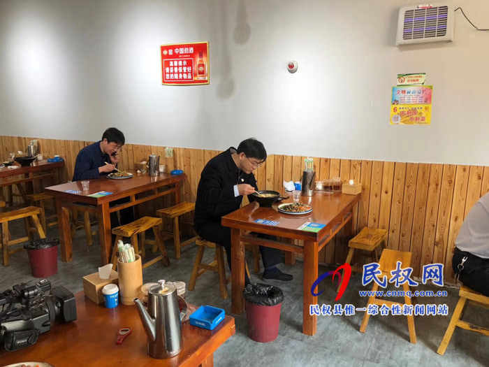 縣委副書記、縣長(zhǎng)張團(tuán)結(jié)調(diào)研餐飲業(yè)復(fù)工營(yíng)業(yè)情況