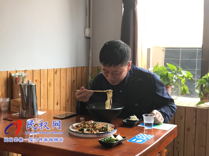 縣委副書記、縣長(zhǎng)張團(tuán)結(jié)調(diào)研餐飲業(yè)復(fù)工營(yíng)業(yè)情況