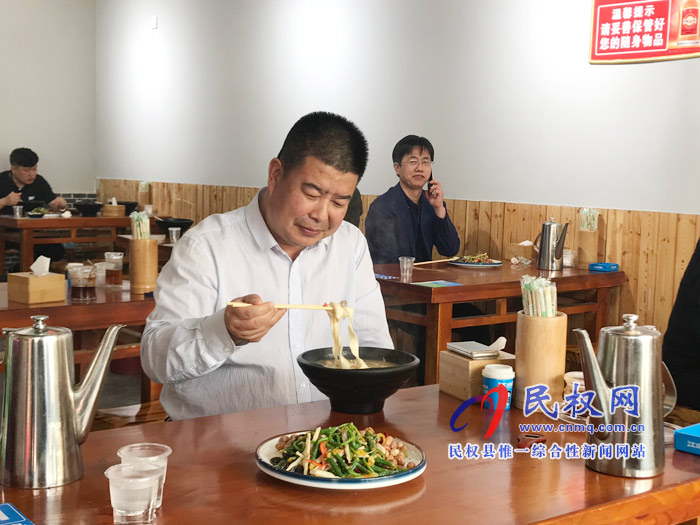 縣委副書記、縣長(zhǎng)張團(tuán)結(jié)調(diào)研餐飲業(yè)復(fù)工營(yíng)業(yè)情況