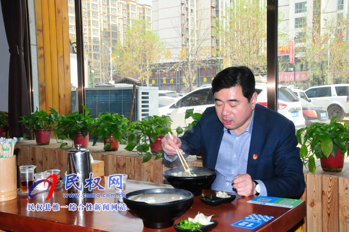 縣委副書記、縣長(zhǎng)張團(tuán)結(jié)調(diào)研餐飲業(yè)復(fù)工營(yíng)業(yè)情況