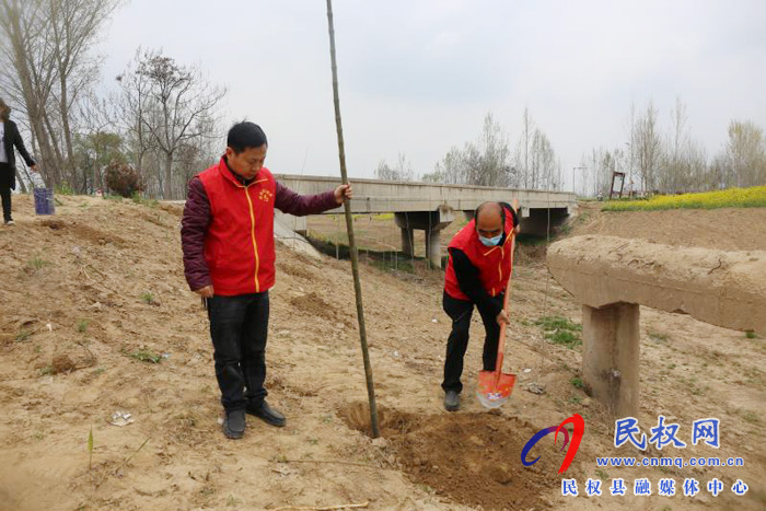 白云寺鎮(zhèn)財(cái)政所開展義務(wù)植樹活動 白云寺鎮(zhèn)財(cái)政所開展義務(wù)植樹活動