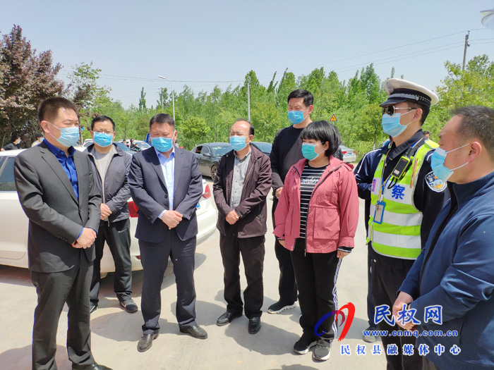 縣委常委、縣委辦公室主任孟亞松到申甘林帶查看槐花節(jié)開展情況