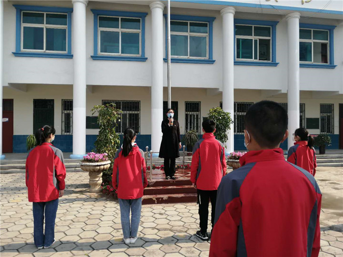 民權(quán)縣第三小學(xué)新學(xué)期第一天順利開學(xué)