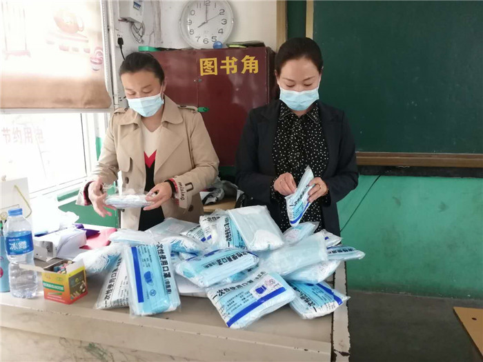開學(xué)第一天 學(xué)生家長捐贈了700只口罩 開學(xué)第一天 學(xué)生家長捐贈了700只口罩