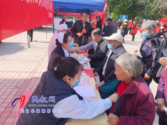 助力疫情防控·紅十字救在身邊——民權(quán)縣開展紀(jì)念第73個(gè)“國際紅十字日”宣傳活動(dòng) 助力疫情防控·紅十字救在身邊——民權(quán)縣開展紀(jì)念第73個(gè)“國際紅十字日”宣傳活動(dòng)