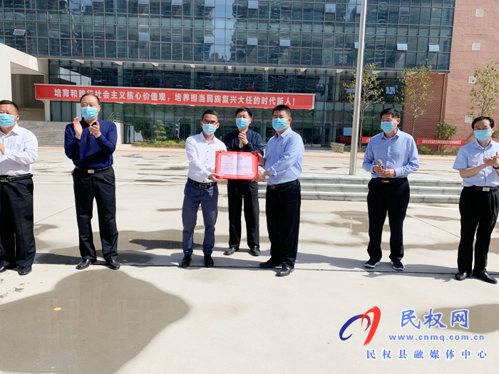 國家海關總署機關黨委、阿里巴巴公益基金會為我縣學校捐贈30萬只口罩