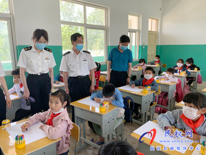 新鄭海關(guān)到我縣孫六鎮(zhèn)劉丙莊小學(xué)開展愛心捐贈(zèng)活動(dòng) 新鄭海關(guān)到我縣孫六鎮(zhèn)劉丙莊小學(xué)開展愛心捐贈(zèng)活動(dòng)