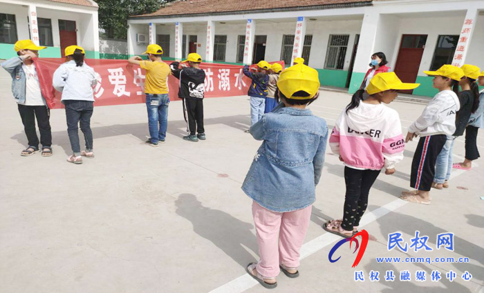縣婦聯(lián)舉行“珍愛生命預(yù)防溺水”簽名活動(dòng) 縣婦聯(lián)舉行“珍愛生命預(yù)防溺水”簽名活動(dòng)