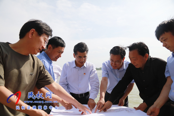 市委書記王戰(zhàn)營巡河檢查防汛工作 市委書記王戰(zhàn)營巡河檢查防汛工作