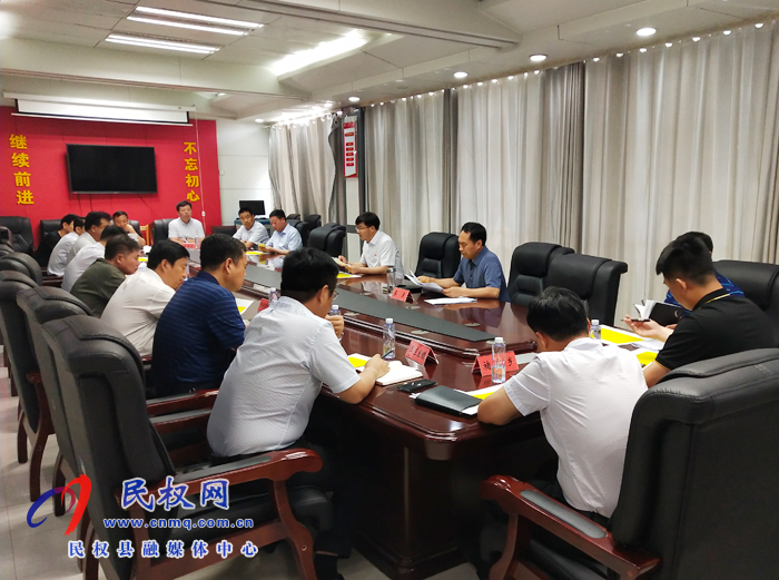 縣委副書記、縣長張團結(jié)查看扶貧項目進展情況