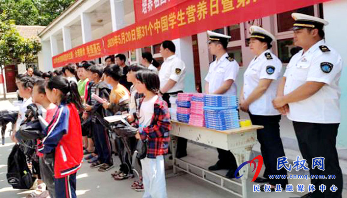 縣衛(wèi)生計生監(jiān)督所組織開展全民營養(yǎng)周暨”5.20“中國學(xué)生營養(yǎng)日主題宣傳活動 縣衛(wèi)生計生監(jiān)督所組織開展全民營養(yǎng)周暨”5.20“中國學(xué)生營養(yǎng)日主題宣傳活動